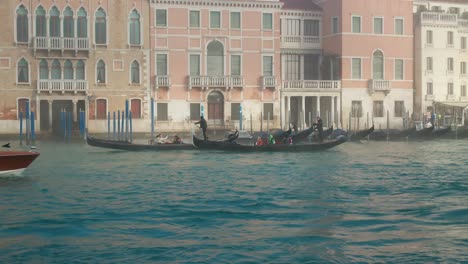 Góndolas-En-El-Gran-Canal-De-Venecia,-Italia.