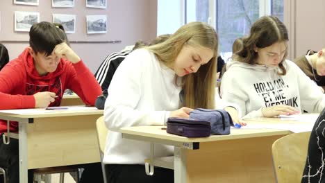 Schüler-Machen-Einen-Test-Im-Unterricht-In-Der-Schule