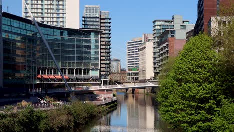 Puente-Peatonal-Atirantado-En-Manchester-Cruza-El-Río-Debajo-De-Los-Edificios-Urbanos