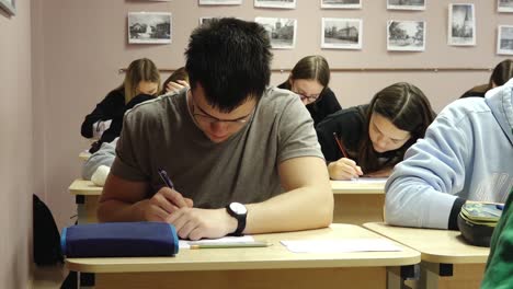 Los-Alumnos-Hacen-Una-Prueba-En-Clase-En-La-Escuela.