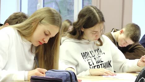 Los-Alumnos-Hacen-Una-Prueba-En-Clase-En-La-Escuela.