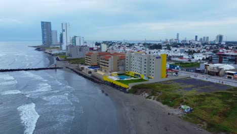 Hermosa-Vista-Aerea-Con-Drone-Del-Puerto-De-Boca-Del-Rio,-Veracruz