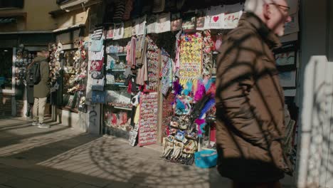 Venezianisches-Souvenirladen-Display-Im-Sonnenschein,-Italien