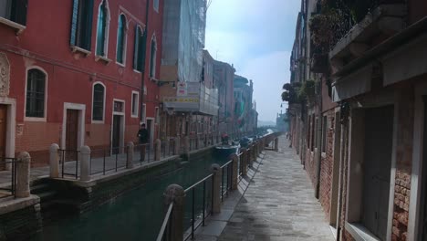 Quiet-sunny-canal-walkway-in-Venice,-Italy