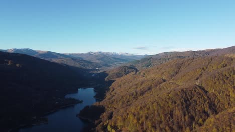 Wunderschöne-Landschaft-Eines-Baches,-Umgeben-Von-Bergen-Voller-Kiefern-Und-Erdbeerbäumen