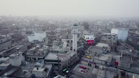 Toma-Aérea-De-Un-Dron-De-La-Torre-De-Una-Mezquita-En-Gujrat,-Pakistán,-En-Un-Día-Brumoso