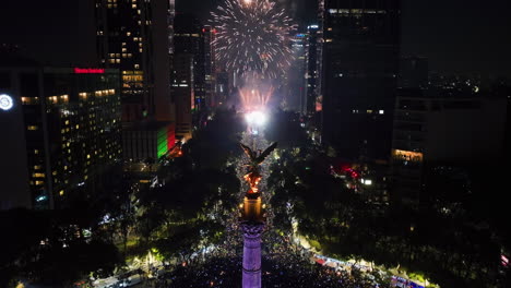 Vista-Aérea-Lejos-De-La-Estatua-Iluminada-Del-Ángel-De-La-Independencia,-Fuegos-Artificiales-En-Cdmx