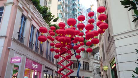 Low-Angle-Aufnahme-Von-Chinesischen-Neujahrslaternen,-Die-Unter-Bewölktem-Himmel-In-Wan-Chai,-China,-An-Der-Lee-Tung-Street-Hängen