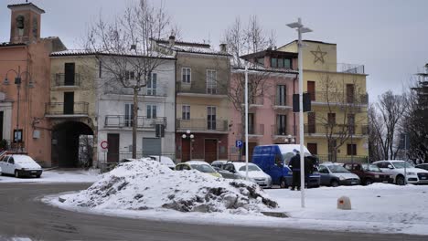 Plaza-Abierta-De-La-Ciudad-Y-Calles-De-Guardiagrele-Bajo-La-Nieve-En-Invierno,-Abruzzo,-Italia.