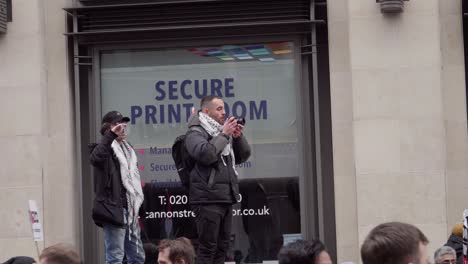 Personas-Se-Manifiestan-Protestando,-Calles-A-Favor-De-Palestina-En-Conflicto-Con-Israel,-Caminando-Por-Las-Calles-De-Londres,-Inglaterra,-Periodista-Tomando-Fotografías