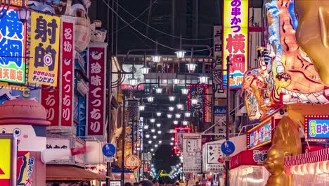 Zeitraffer-Von-Osaka-Bei-Nacht:-Geschäftige-Menschenmassen-Und-Lichter-Der-Stadt-Im-Pulsierenden-Stadtteil-Ebisu-Higashi-In-Osaka,-Japan
