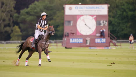 El-árbitro-De-Polo-Galopa-Por-El-Campo-Montando-Un-Caballo-Sudoroso-Con-Un-Silbato-En-La-Boca.