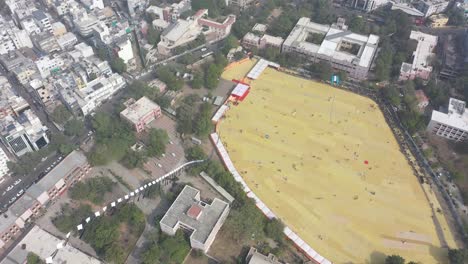 Rajkot-Kite-Festival-Luftdrohnenansicht-Vieler-Verschiedener-Arten-Großer-Drachen,-Die-In-Der-Telefonkamera-Fliegen,-Und-Vieler-Prestigeträchtiger-Großer-Drachen,-Die-Fliegen