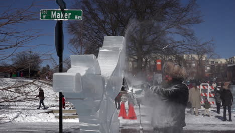 Escultor-De-Hielo-Elaborando-Esculturas-De-Hielo-En-Detalle-En-Cámara-Lenta