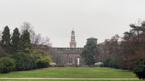 Acérquese-Al-Castillo-Sforza,-Castillo-De-Forza-En-Milán,-Italia