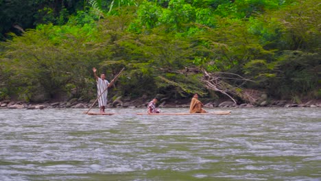 Pueblo-Indígena-En-Una-Balsa-Tradicional-En-Un-Río-En-Oxapampa,-Perú,-Rodeado-De-Exuberante-Vegetación.