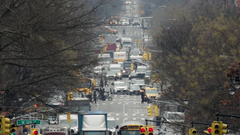 Bandada-De-Palomas-Vuelan-Sobre-El-Tráfico-De-Amsterdam-Ave-En-La-Ciudad-De-Nueva-York