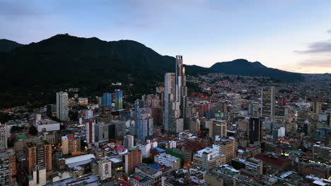 Volando-Alrededor-Del-BD-Bacatá,-Atardecer-En-Bogotá,-Colombia---Vista-Aérea