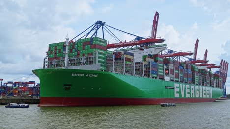 Ein-Frachtschiff-Voll-Beladen-Im-Handelshafen-Von-Hamburg-In-Deutschland