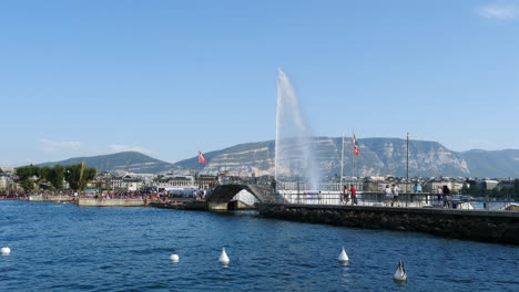 Bains-Des-Pâquis-Und-Genfer-Jet-D&#39;eau-Wasserbrunnen-An-Der-Berühmten-Uferpromenade-Des-Swiss-Lac-Leman