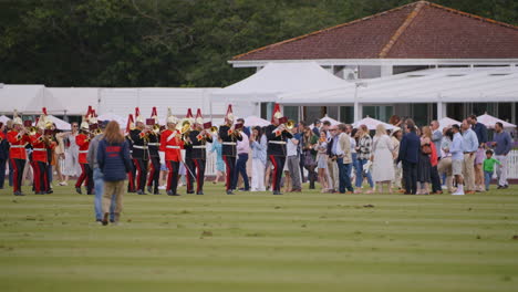 Die-Kavalleriekapelle-Des-Hauses-Marschiert-In-Zeitlupe-über-Das-Feld-Des-Guards-Poloclubs