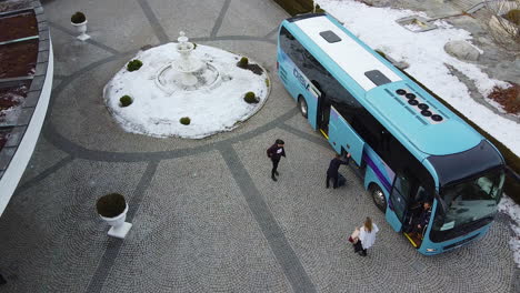 Pasajeros-Bajando-De-Un-Autobús-En-Invierno-A-5-Veces-Más-Velocidad