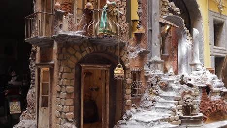 Figuras-Modelo-En-Escena-Teatral-Histórica-Atmosférica-Escenificada-En-Una-Calle-Italiana