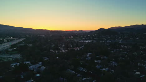 Panorámica-Aérea-Con-Drones-Sobre-Elegantes-Bungalows-En-El-Centro-De-Walnut-Creek,-California,-EE.UU.-Al-Amanecer.