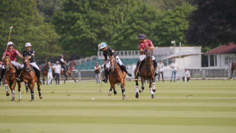 Una-Pelota-De-Polo-Es-Lanzada-Al-Aire-Y-Galopada-Por-Varios-Jugadores-A-Caballo