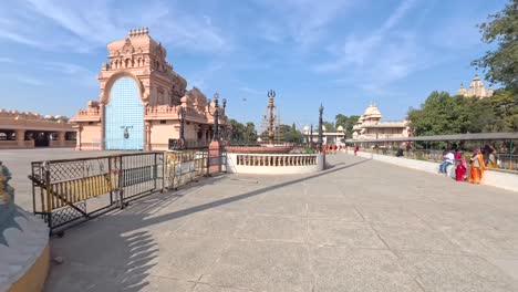 Una-Vista-Del-Mandir-De-Chhattarpur-Panorámica-De-Izquierda-A-Derecha