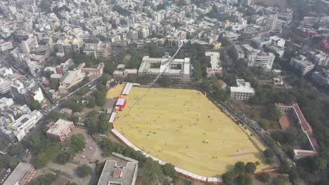 Festival-De-Cometas-De-Rajkot-Vista-Aérea-De-Drones-Fotos-De-Cámaras-De-Drones-Muchos-Turistas-Van-A-Visitar-El-Terreno-Donde-Vuelan-Diferentes-Tipos-De-Cometas-Grandes