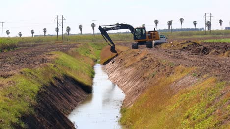 John-Deere-hydraulic-excavator