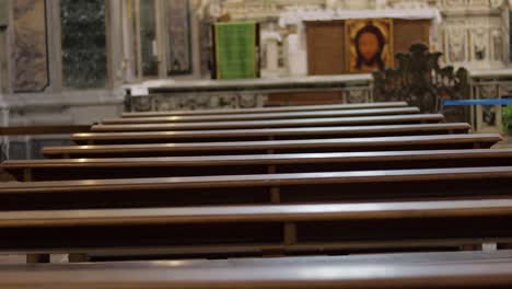 Filas-De-Bancos-Vacíos-De-Madera,-Tranquilo-Interior-De-La-Iglesia-De-San-Fillipo-Y-Giacomo