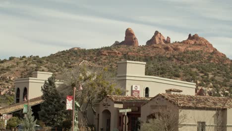 Innenstadt-Von-Sedona,-Arizona,-Mit-Fahrenden-Autos-Und-Nach-Oben-Geneigtem-Video