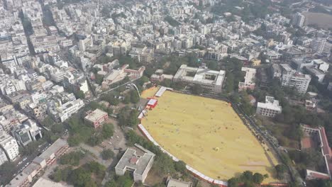 Vista-Aérea-De-Drones-Del-Festival-De-Cometas-De-Rajkot,-Muchos-Tipos-Diferentes-De-Cometas-Grandes-Vuelan-En-La-Cámara-De-Drones