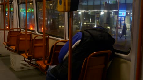 Mann-Schläft-In-Einer-Nachtstraßenbahn