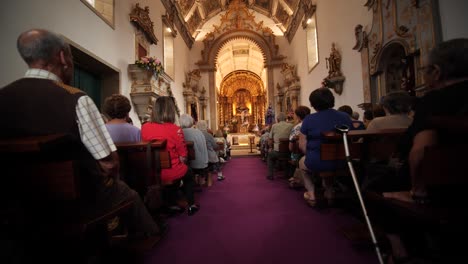 Religiöse-Katholische-Versammlung-In-Der-Wunderschönen-Kirche-Während-Der-Messe-In-Portugal