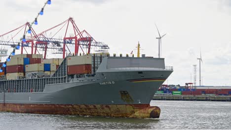 Toma-Estática-De-Un-Buque-De-Carga-Cargado-Que-Pasa-Desde-El-Puerto-Comercial-De-Hamburgo-En-Alemania.