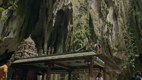 Batu-Höhlentempel-Mit-Komplizierten-Dachschnitzereien-In-Malaysia