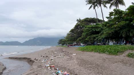 Líneas-De-Basura-Plástica-Y-Otros-Desechos-Dejados-En-La-Playa-Desde-La-Marea-Alta-Del-Océano-En-La-Ciudad-Capital-De-Timor-Oriental,-En-El-Sudeste-De-Asia