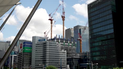 Grúas-De-Construcción-Que-Se-Elevan-Sobre-El-Bullicioso-Distrito-De-Yaesu-En-Tokio,-Cerca-De-La-Estación-De-Tokio