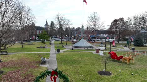 Toma-Aérea-Acercándose-Al-Parque-Americano-Decorado-Con-Navidad-Y-Con-Parque-Infantil