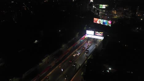 Cámara-Del-Amanecer-Con-Vista-Aérea-De-Drones-De-Rajkot-Moviéndose-Hacia-Arriba-Donde-Muchos-Vehículos-Pasan-Por-Debajo-Del-Puente