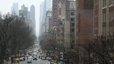 Calle-De-La-Ciudad-De-Nueva-York-Con-Tráfico-Y-Peatones-En-Time-lapse