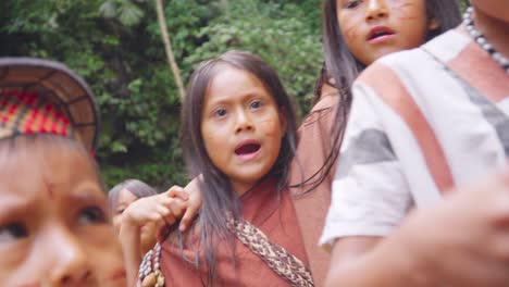 Niños-Indígenas-Vestidos-Con-Trajes-Tradicionales-Bailando-Y-Cantando-En-El-Exuberante-Bosque-Peruano.