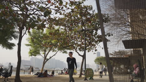 Parque-Urbano-Con-árboles-Verdes-Y-Césped