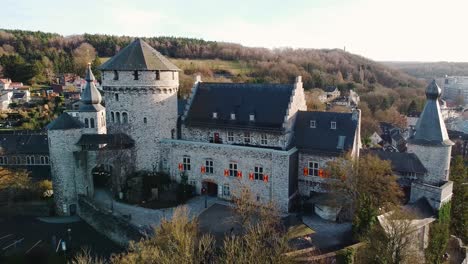 Vista-Aérea-Panorámica-Del-Edificio-Del-Castillo-De-Burg-Stolberg-En-La-Ciudad-De-Stolberg,-Renania