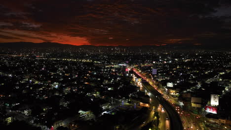 Drone-Siguiendo-Autos-En-La-Avenida-Circuito-Interior,-Dramático-Atardecer-En-La-Ciudad-De-México