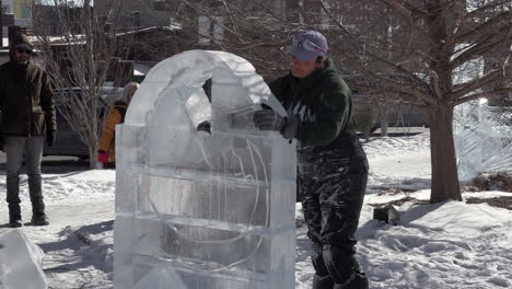 Escultor-De-Hielo-Elaborando-Esculturas-De-Hielo-En-Detalle-En-Cámara-Lenta