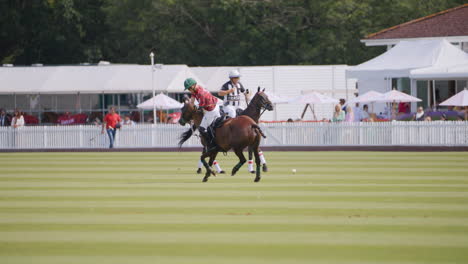 Jugador-De-Polo-Golpea-La-Pelota-Con-Un-Backswing-A-Caballo